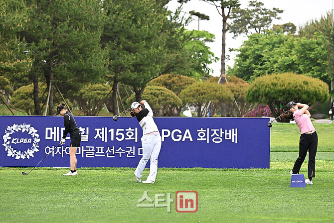 [포토] 김수빈. 최정인, 오수빈 '각자의 방식으로 연습중'