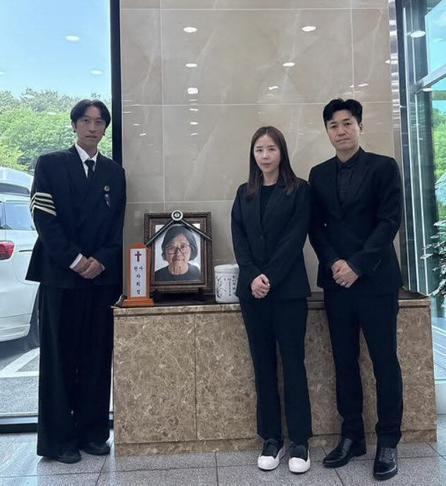 코요태 빽가, 신지·김종민 위로 속 모친상…"엄마 아들로 행복했어요"(종합)