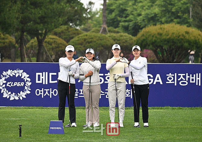 [포토] 정지우, 김수빈, 박채은, 김고경 '사랑의 하트를 날려요'