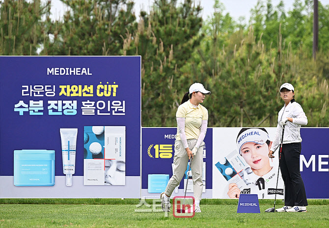 [포토] 타구 바라보는 김수빈과 김고경