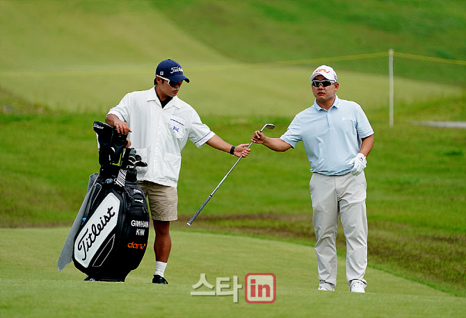 [포토] 김기환 '무기를 건네 받는다'