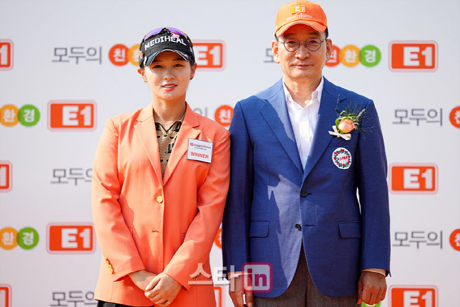 [골프in포토]박현경-김상열 회장,우승 기념 촬영