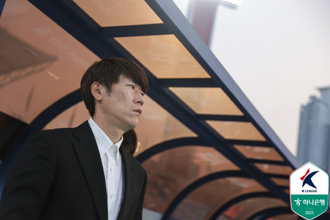 ‘벤치만 경고 두 장’ 수원FC 김은중, “우리가 왜 흥분했는지도 알아야”