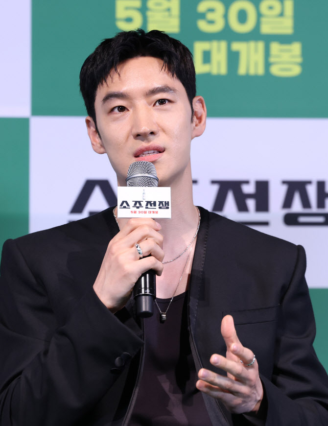 '소주전쟁' 이제훈 "장재현 감독, 놀러왔다가 즉석 카메오 출연 결정"