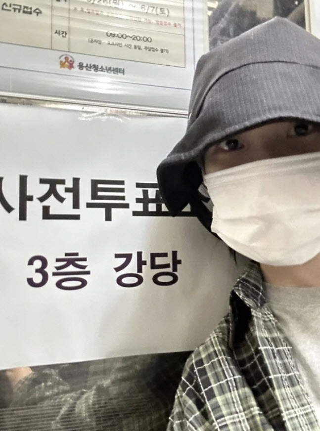 아이유, 정치색 논란 원천 차단…무채색 옷 입고 사전투표 완료