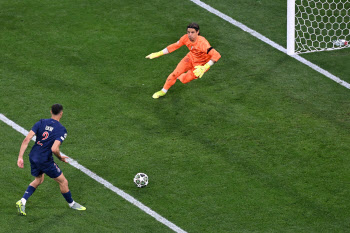 ‘이강인 벤치’ PSG, 55년 기다림 5골로 끝냈다... ‘창단 첫 UCL 우승’