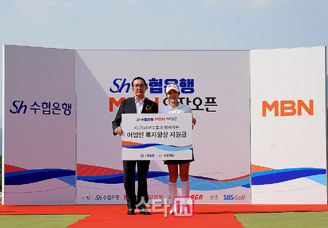 [포토] 어업인 복지 향상 지원금 전달하는 안송이