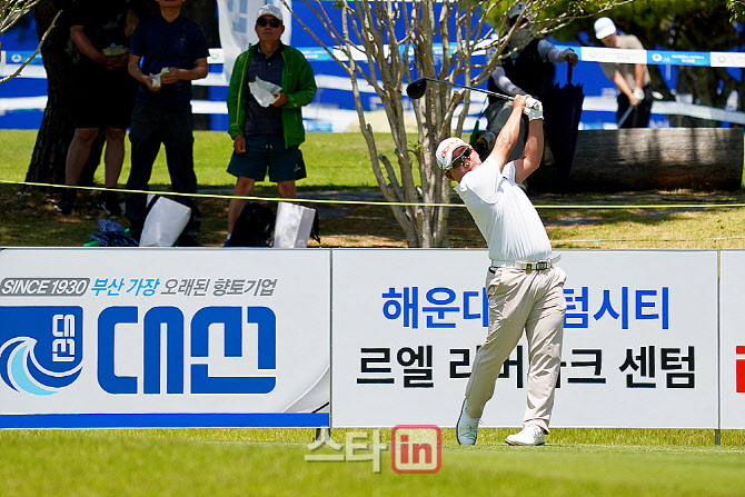 [골프in포토] 김기환, 파워풀하게 날린다