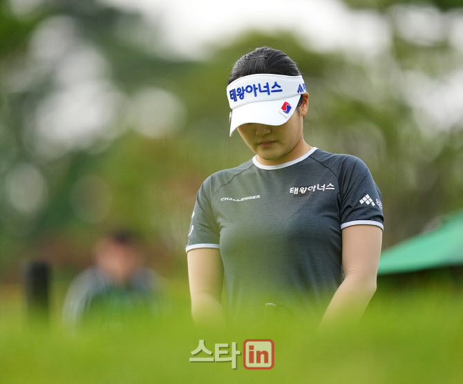 [골프in포토]홍현지,순국선열에 대한 묵념
