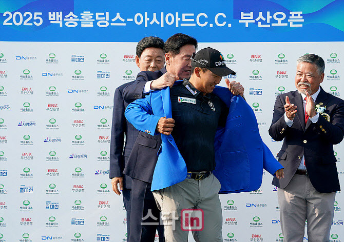 [골프in포토] 김홍택, 김도형 아시아드CC 대표로부터 우승자켓
