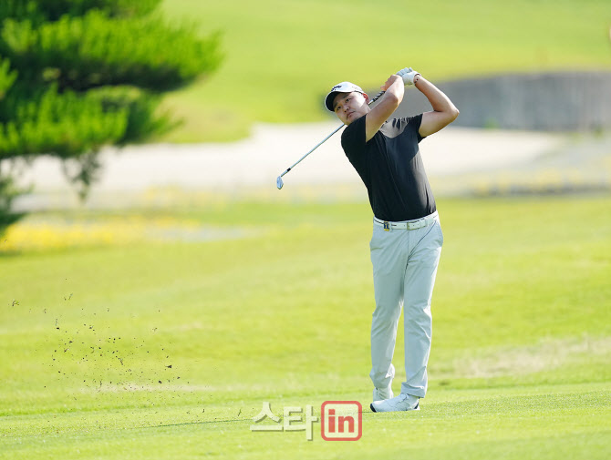 [골프in포토]김준성,핀을 향하여