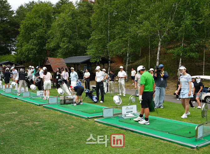 [골프in포토]원포인트 레슨 집중하는 참가자들