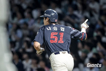 '나승엽 역전 스리런포' 롯데, NC 잡고 선두권 바짝 추격