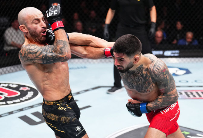 토푸리아 두 체급 정복? 올리베이라 왕좌 탈환?…UFC 라이트급 챔프전 맞불