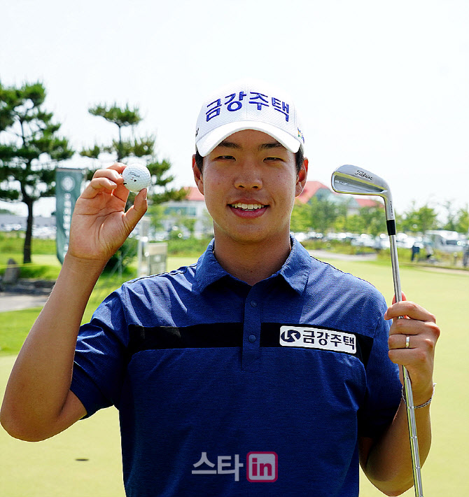 [골프in포토] 정유준, 4번 아이언으로 홀인원했습니다