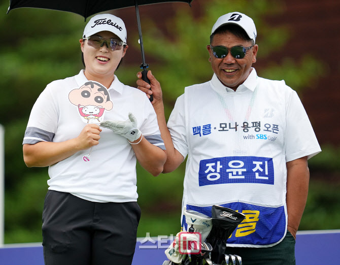 [골프in포토]장윤진-이두호,짱구 부채 좋아요