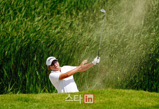 [골프in포토] 박성제, 벙커에서 레이업