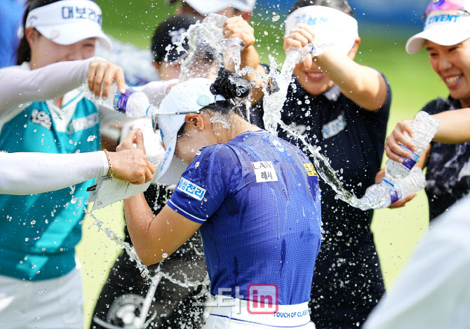 [골프in포토]고지우,사방에서 쏟아지는 우승 축하 물세레