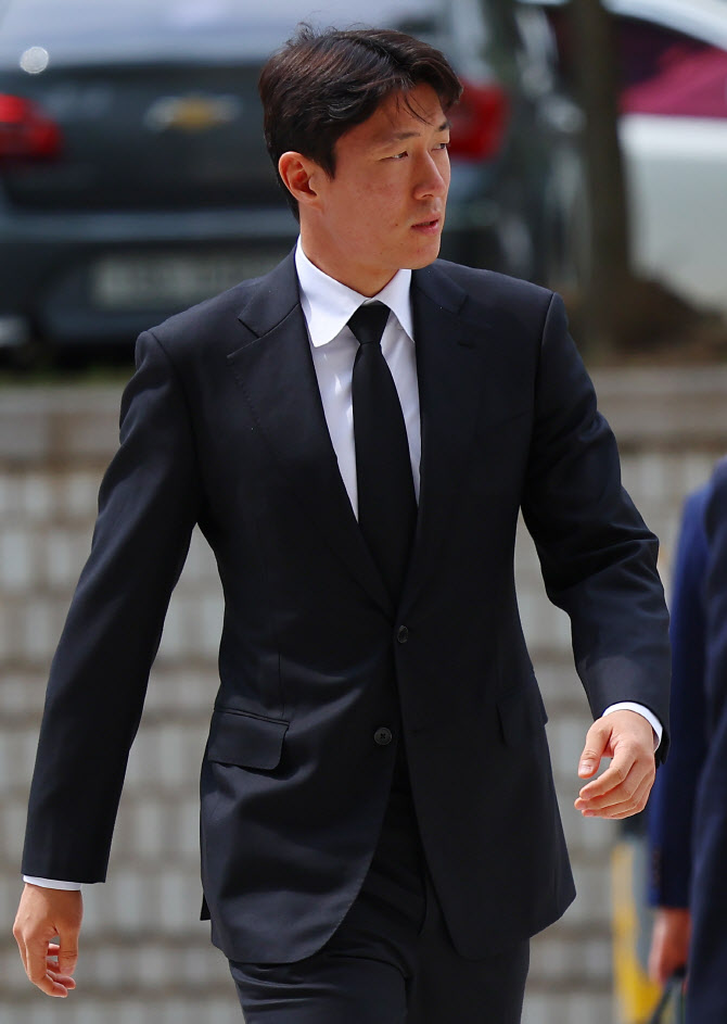 ‘불법 촬영 혐의’ 황의조, 소속팀과 계약 만료로 커리어 위기