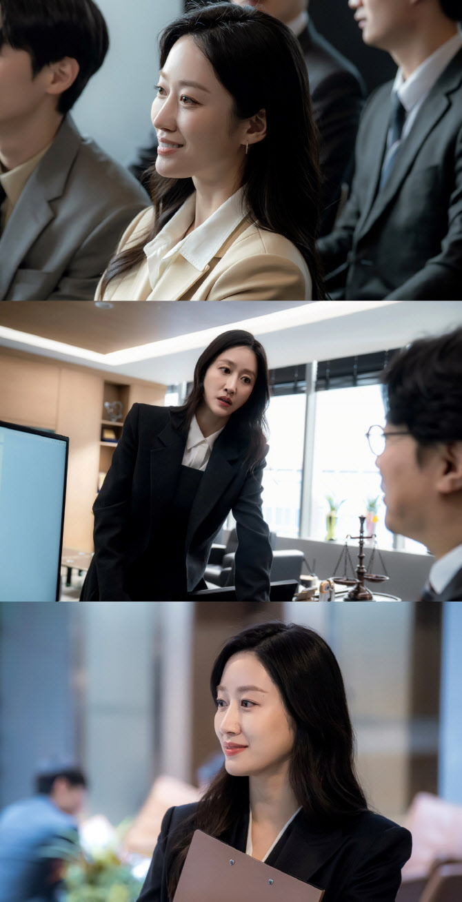 전혜빈, 대형 로펌 입성…늦깎이 변호사 활약 (에스콰이어)