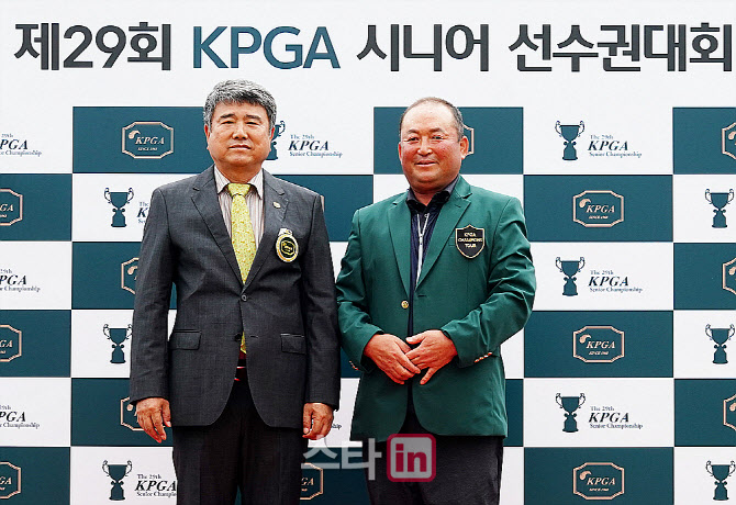 [골프in포토] 이부영, 지태화 KPGA수석부회장으로부터 우승자켓