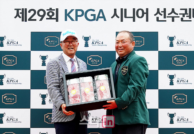 [골프in포토] 이부영, 유남종 솔라고CC 대표이사로부터 우승부상 한우를