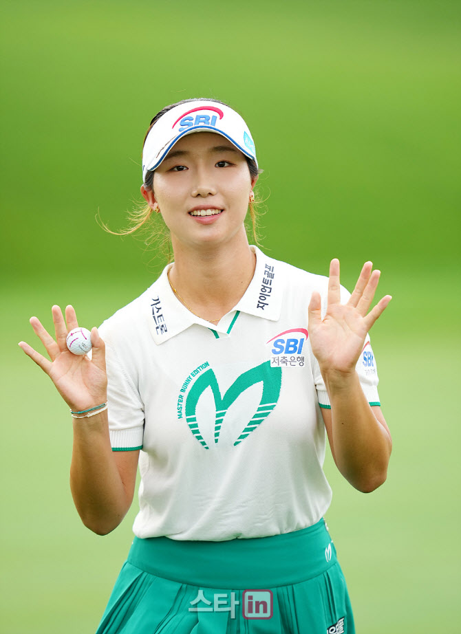 [골프in포토]이동은,톱10 향한 밝은 두손 인사