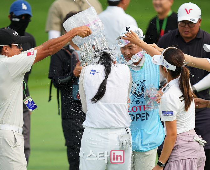 [골프in포토]박혜준,쏟아지는 우승 축하 핵폭탄