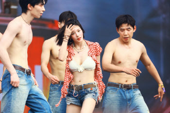 권은비, 올해도 '워터밤' 무대 달궜다
