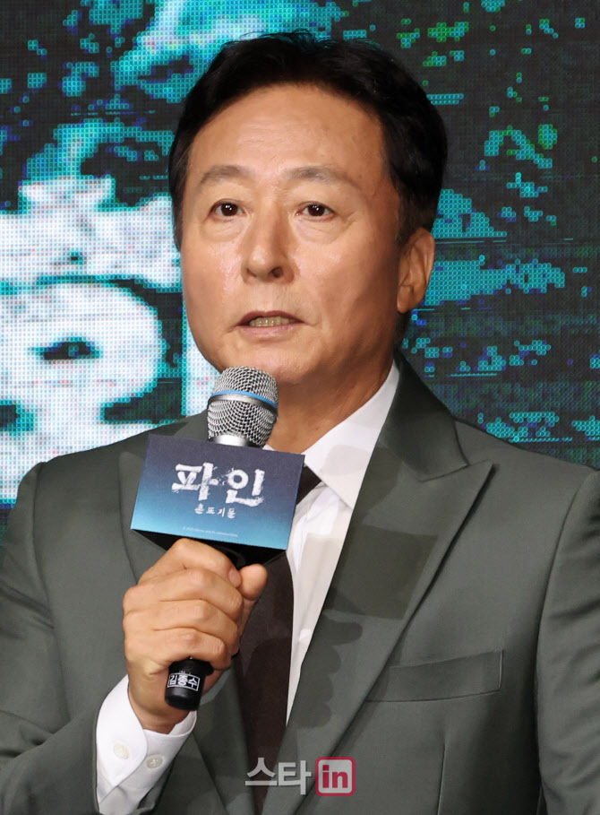 [포토]인사말하는 배우 김종수