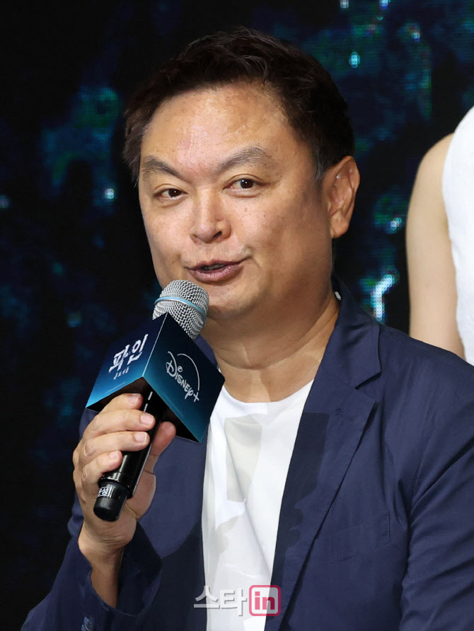 [포토]디즈니+ 오리지널 시리즈 '파인: 촌뜨기들'의 강윤성 감독