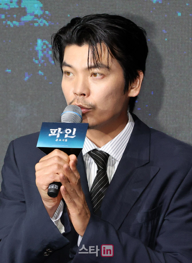 [포토]인사말하는 배우 김성오