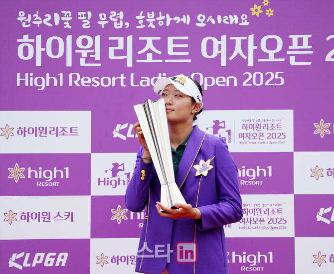 [골프in포토]방신실,우승 키스로 마무리하는 전반기