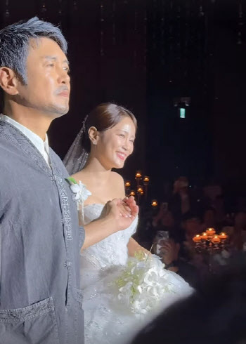 김준호♡김지민, 3년 만에 결혼…김대희 손잡고 입장→1200명 하객