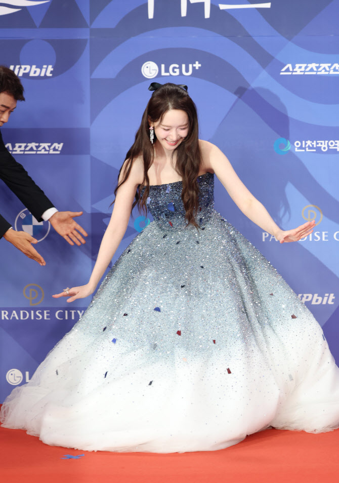 중심 잃은 소녀시대 윤아