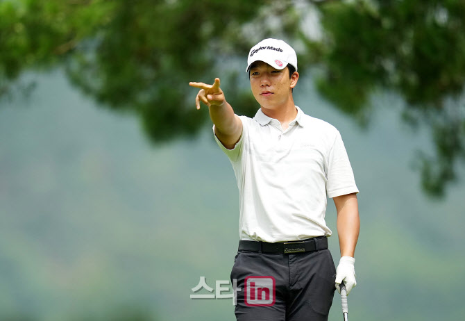 [골프in포토]이서준,페어웨이를 가르킨다