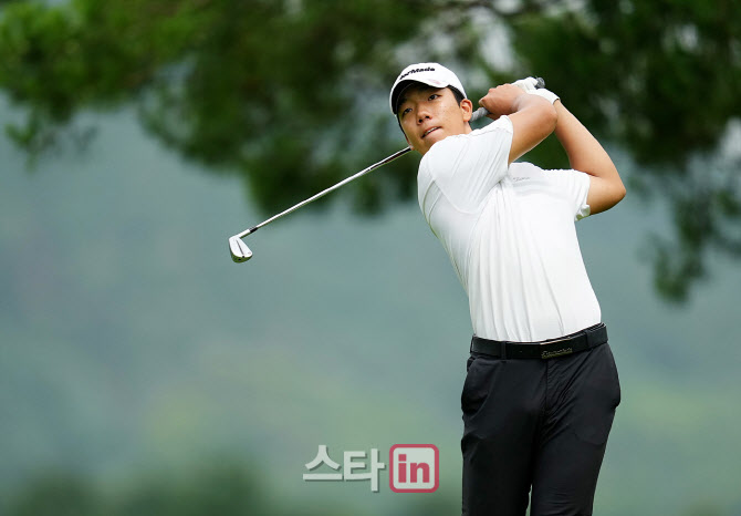 [골프in포토]이서준,페어웨이를 향하여