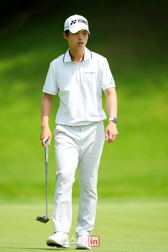 [골프in포토]김도현,그린 경사를 살핀다