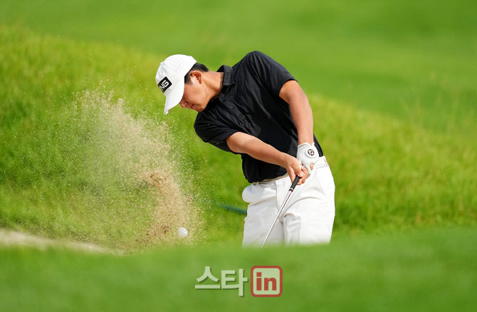 [골프in포토]정우진,에그프라이 강한 탈출샷