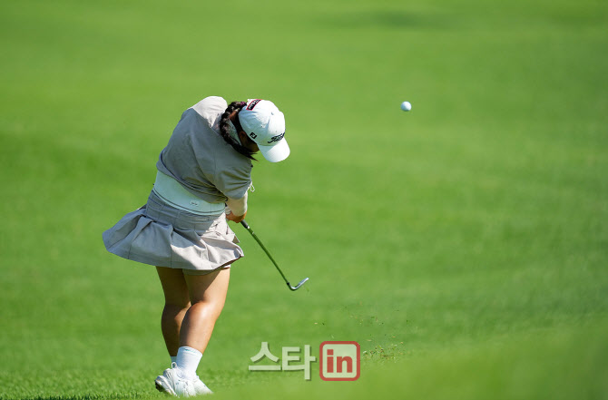 [골프in포토]윤예은,핀을 향한 아이언샷