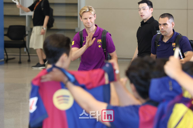 [포토]내한한 FC 바르셀로나 MF 프렌키 더 용