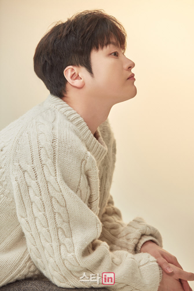 '나는 반딧불' 황가람, 신곡 '아문다'로 컴백