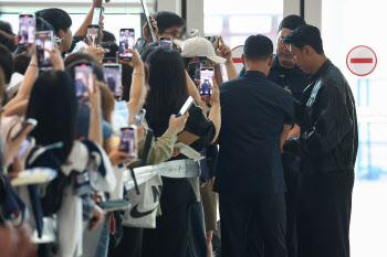 ‘36분 간의 사인회’ 손흥민, 화끈한 팬 서비스와 함께 미국 출국