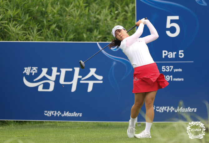 '돌아온 KLPGA 여왕' 윤이나, 삼다수 첫날 '노보기' 6언더파