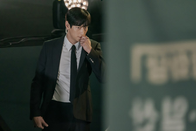 '북극성' 강동원, 첫 첩보 멜로 도전…특수요원 변신