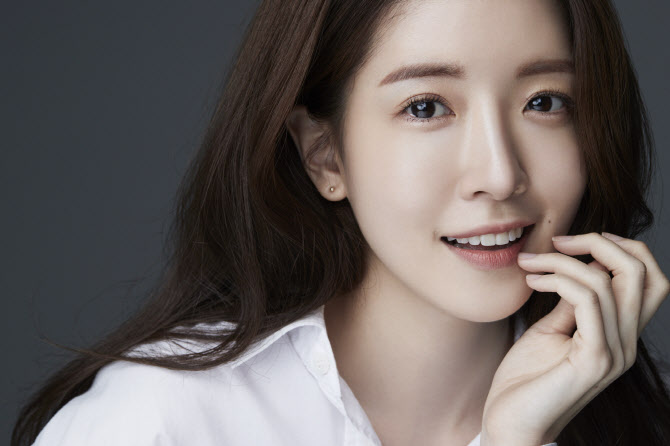 정인선, 블리츠웨이엔터와 재계약…창립멤버 의리