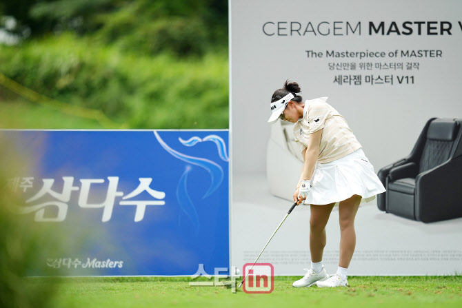 [골프in포토]김민주,안마의자 향한 임팩트