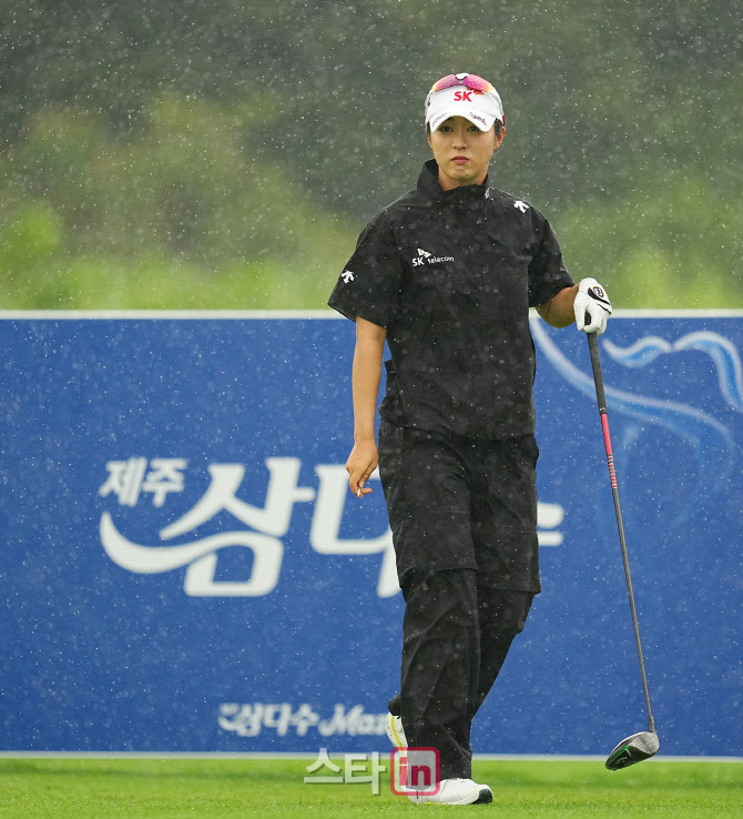[골프in포토]김재희,폭우속 티샷을 준비해요