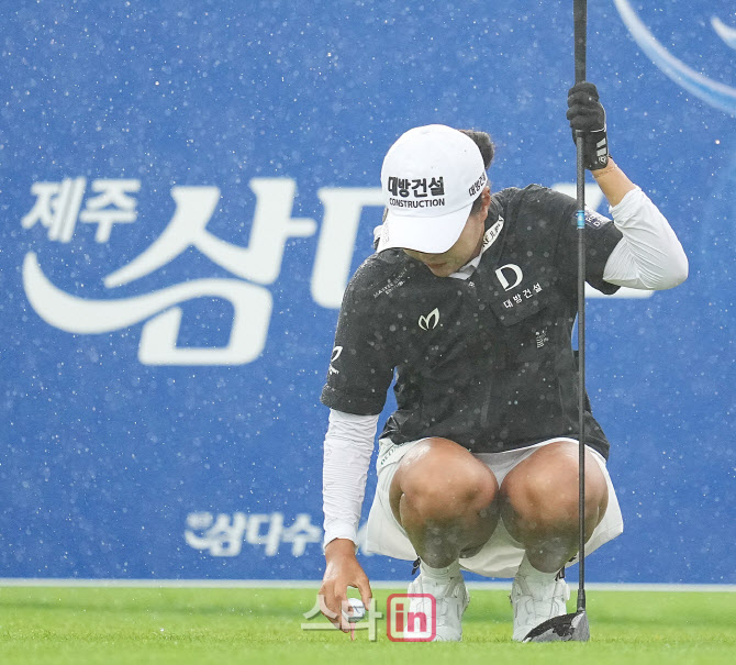 [골프in포토]성유진,폭우속 볼을 놓는다