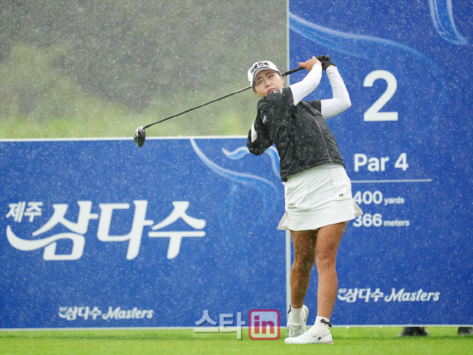 [골프in포토]성유진,폭우속의 티샷